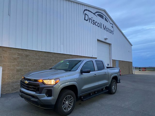 2025 Chevrolet Colorado Work Truck LT photo 2
