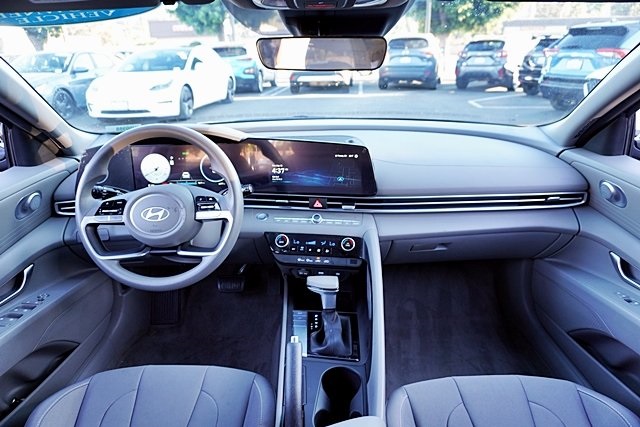 2024 Hyundai Elantra SEL photo 16