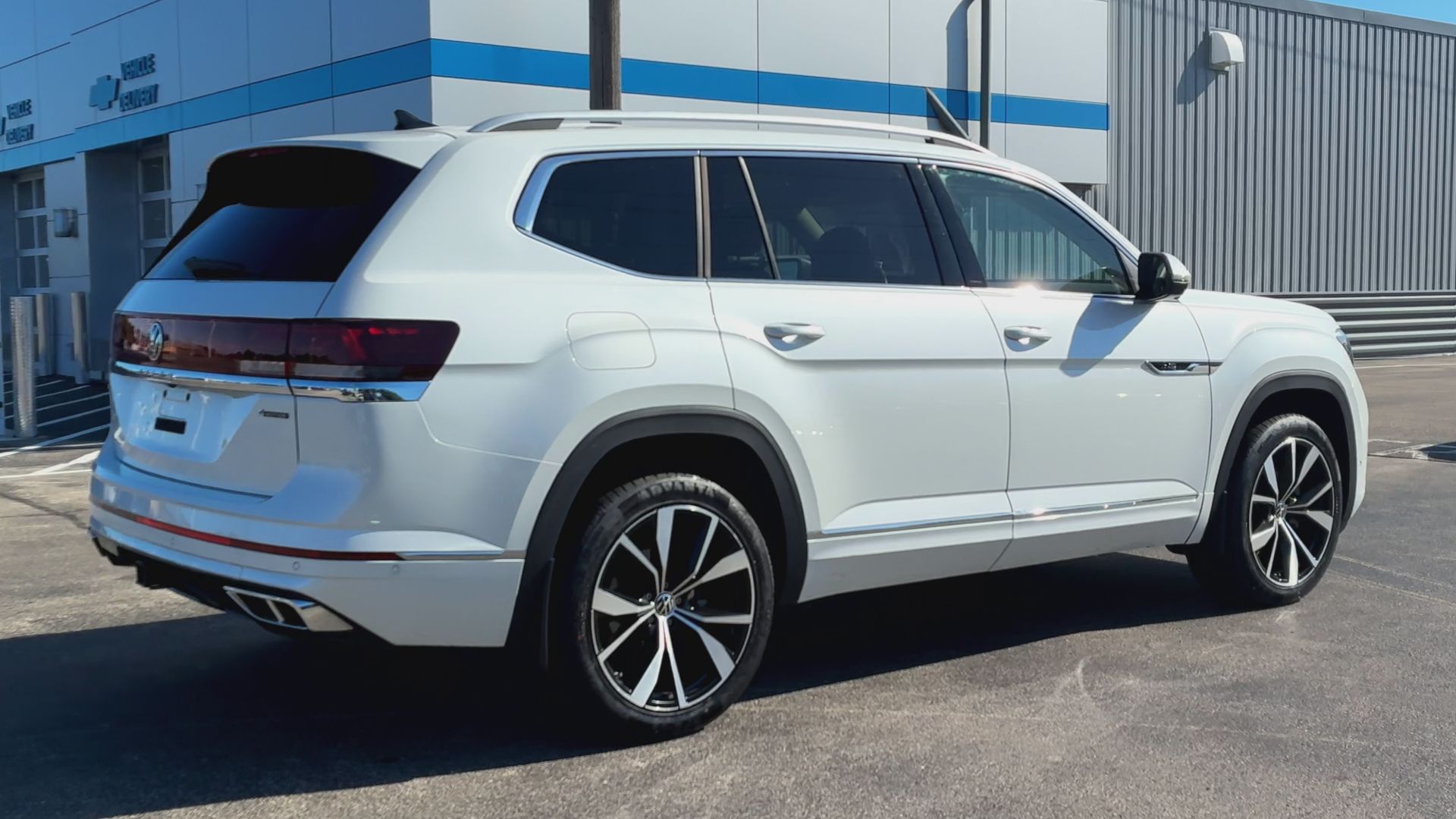 2024 Volkswagen Atlas SEL Premium R-Line photo 2