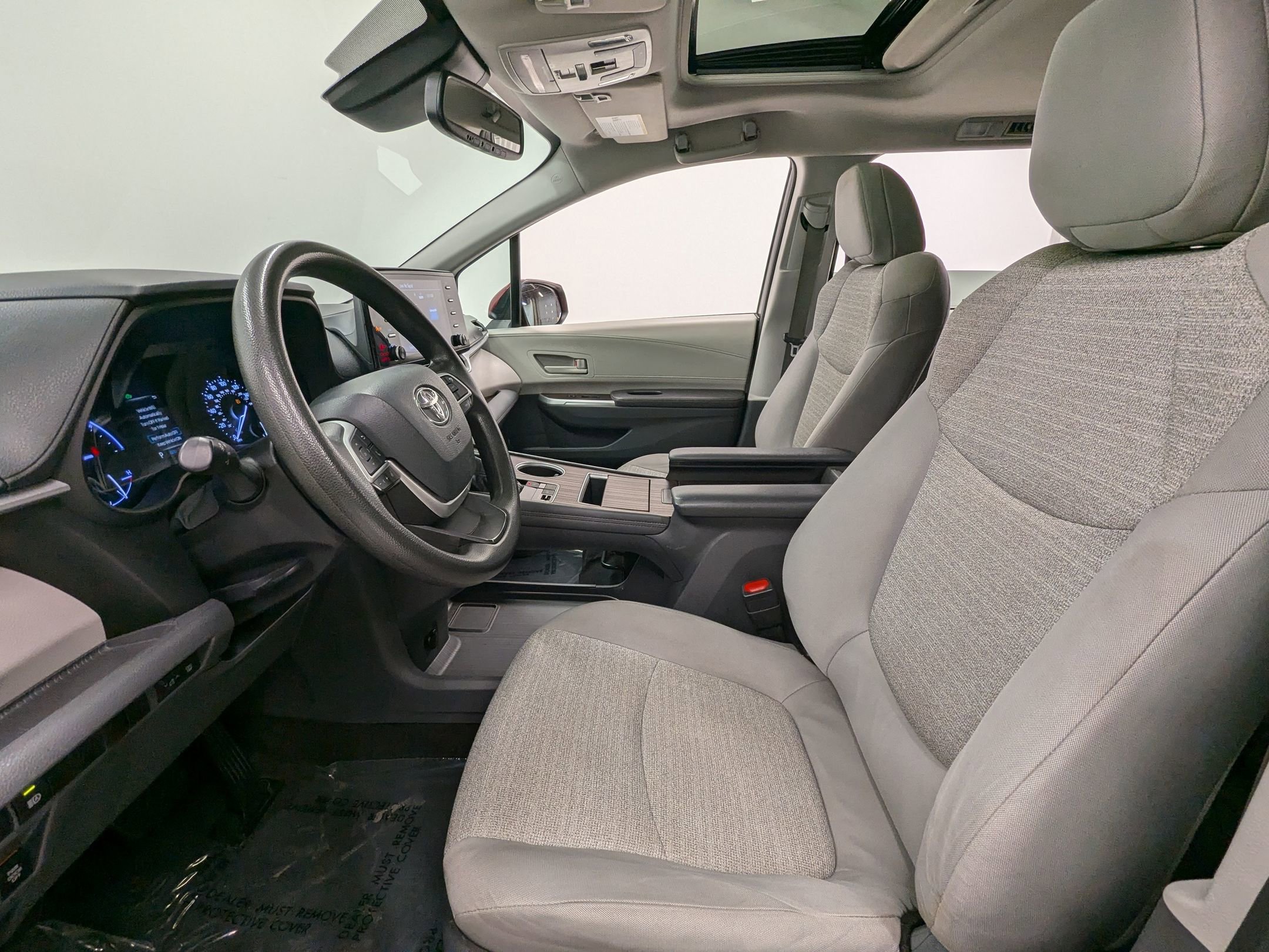 2021 Toyota Sienna LE photo 4