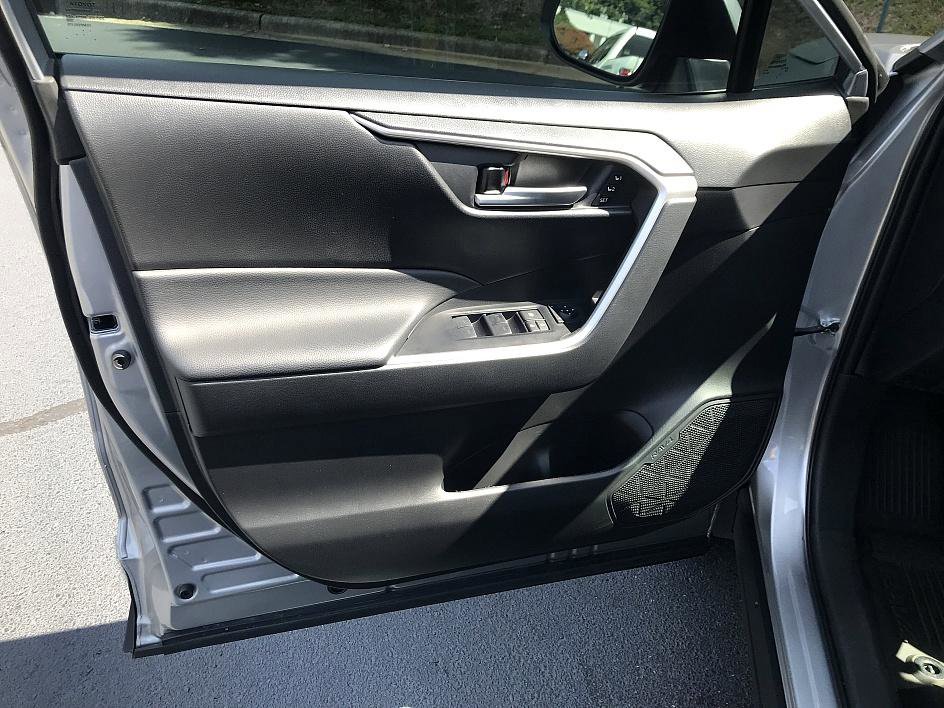 2023 Toyota RAV4 XLE Premium photo 16