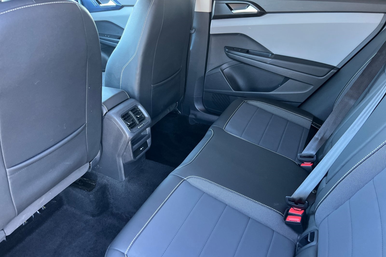 2023 Volkswagen Taos SE photo 4