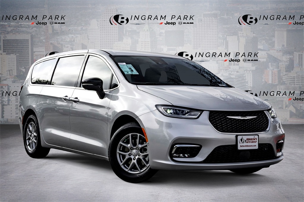 2026 Chrysler Pacifica Select's photo