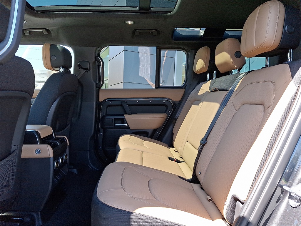 2025 Land Rover Defender 110 V8 photo 5