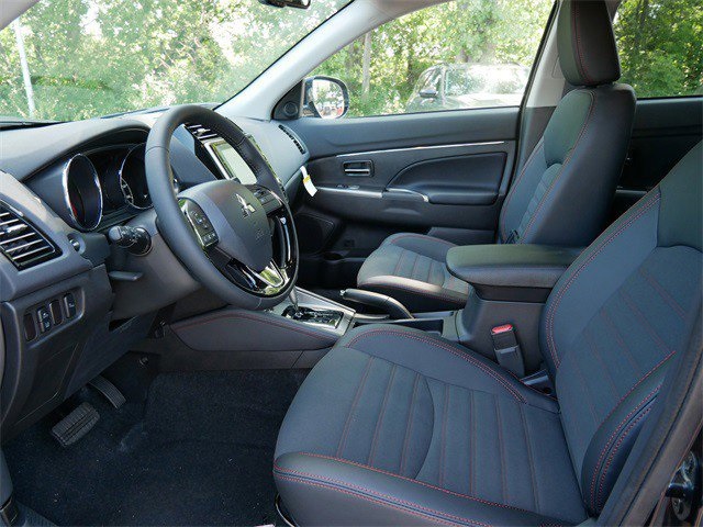 2025 Mitsubishi Outlander Sport SE photo 3
