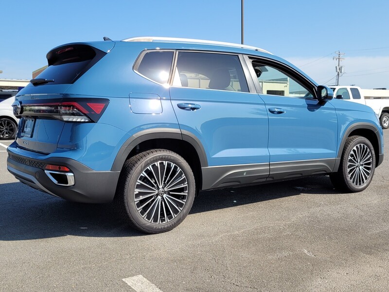 2025 Volkswagen Taos SE photo 3