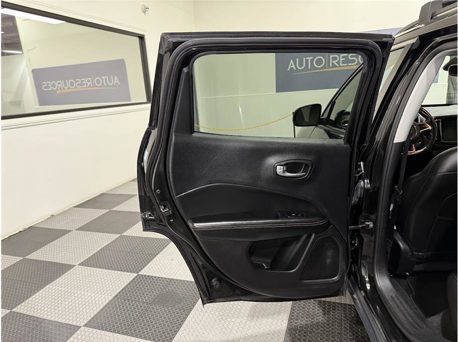 Used 2019 Diamond Black Crystal Pearlcoat Jeep Limited image 15