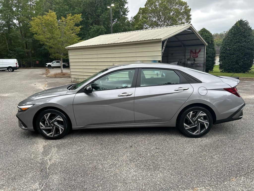 2025 Hyundai Elantra SEL Sport photo 3