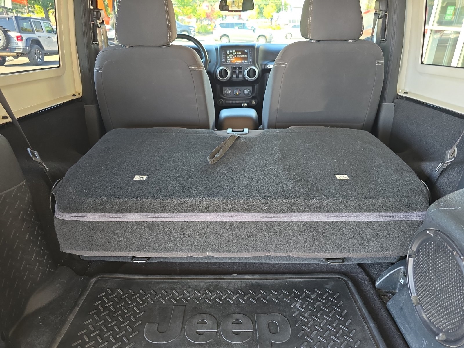 2014 Jeep Wrangler Sahara photo 13