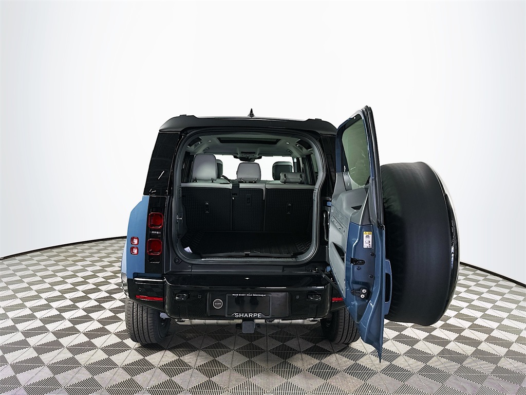 2025 Land Rover Defender 110 X-Dynamic SE photo 23