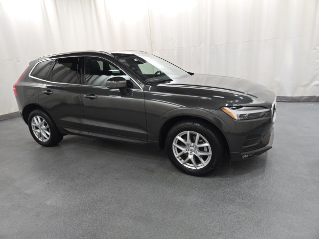 2021 Volvo XC60 Momentum's photo