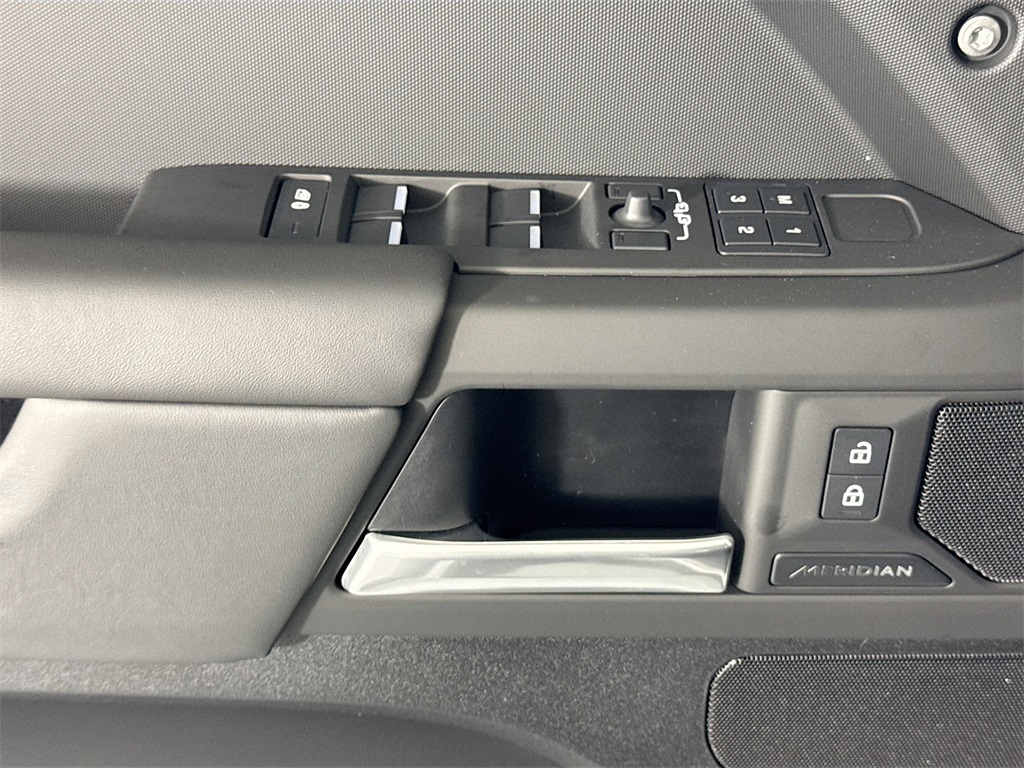 2025 Land Rover Defender 110 S photo 16