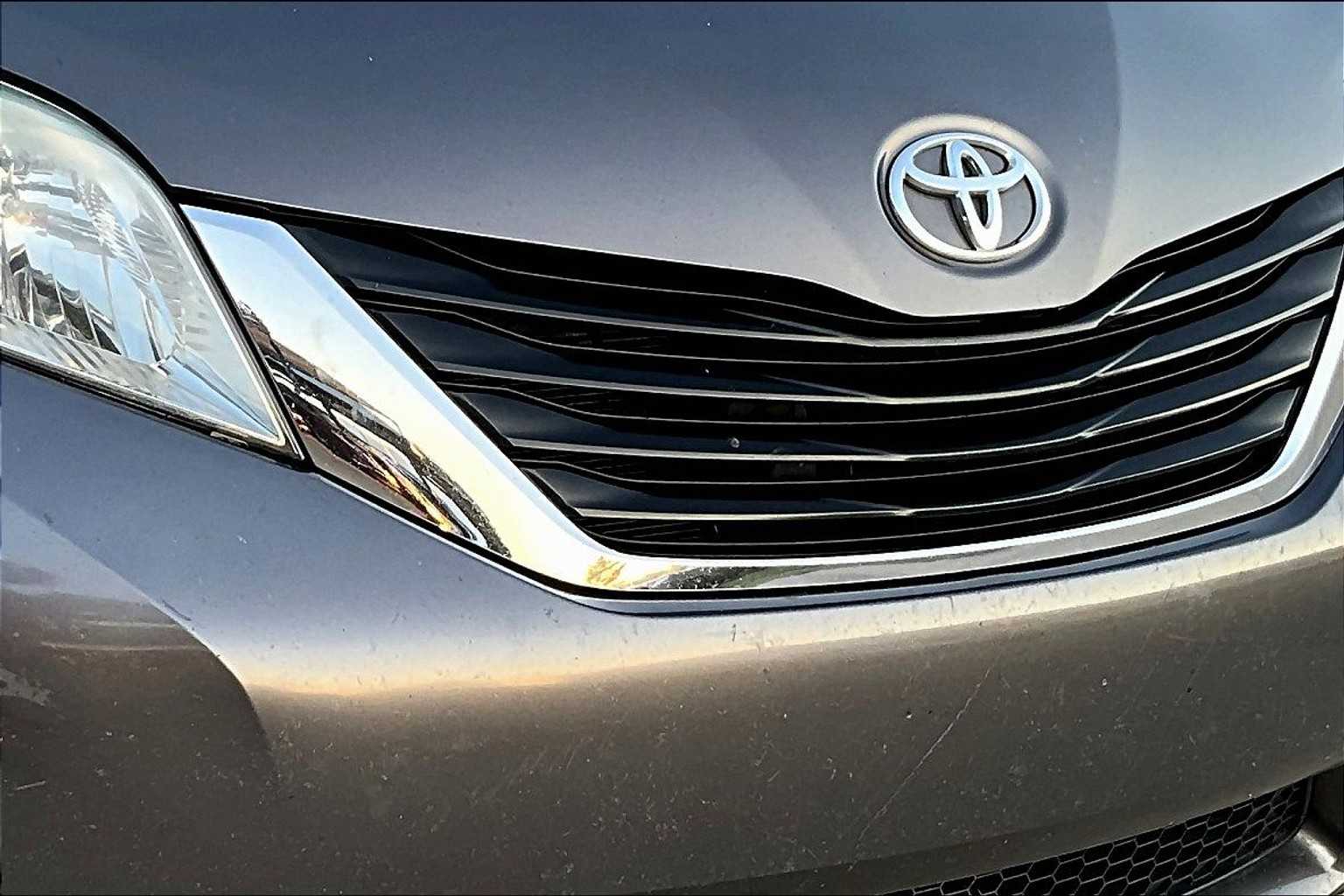 2013 Toyota Sienna LE photo 27