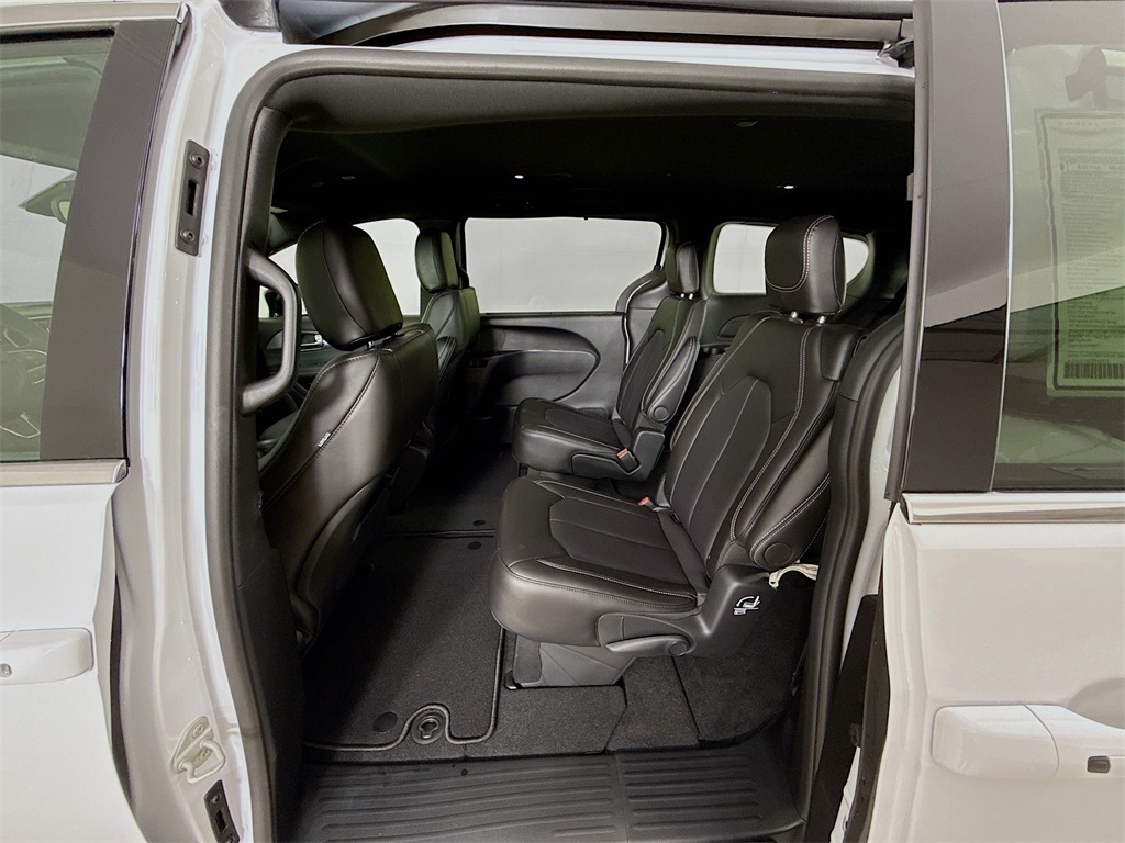 2025 Chrysler Pacifica photo 20