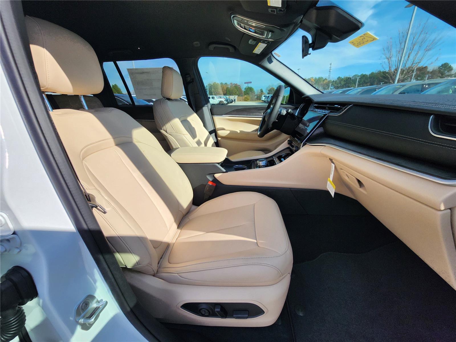 2025 Jeep Grand Cherokee Limited photo 3