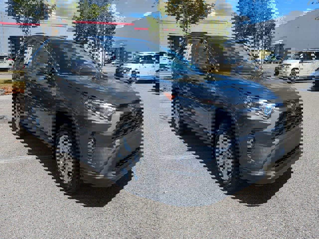 2020 Toyota RAV4 Hybrid XLE photo 3