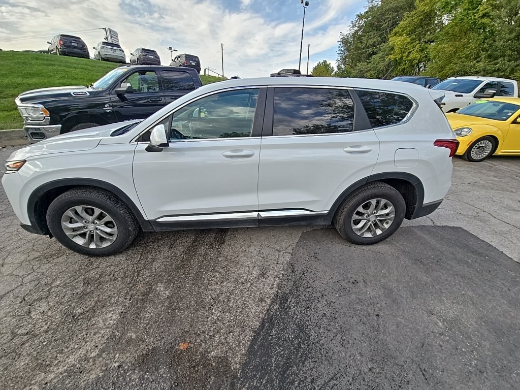 2019 Hyundai Santa Fe SE photo 3