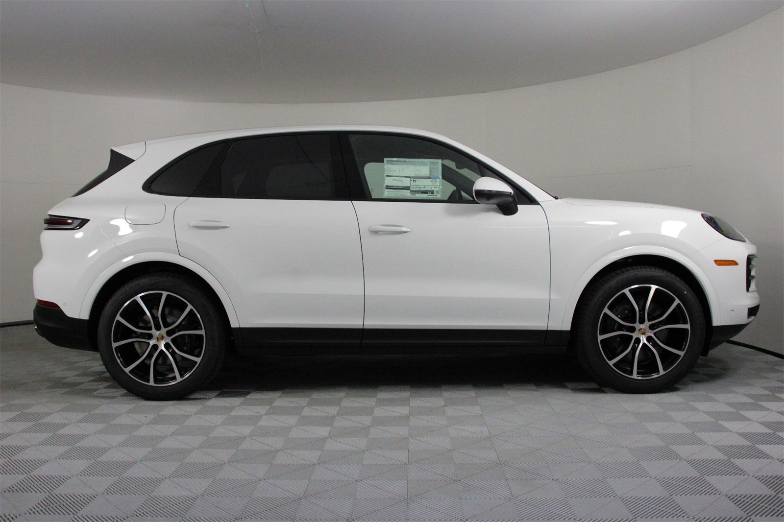 2025 Porsche Cayenne photo 8