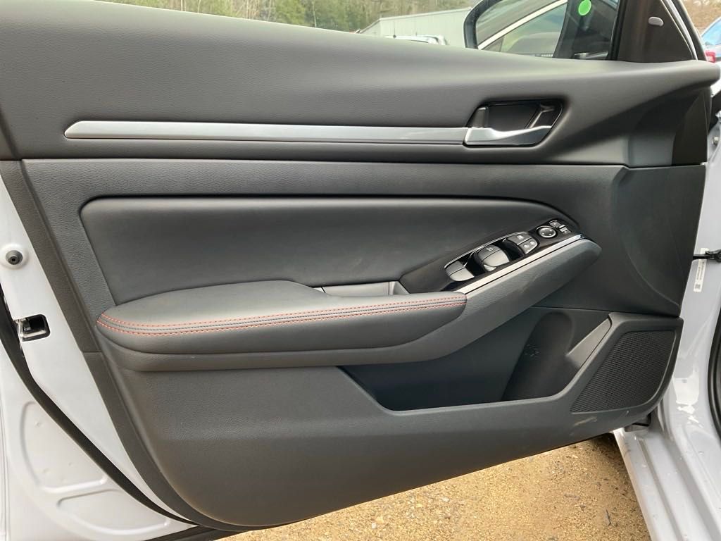 2025 Nissan Altima 2.5 SR photo 14