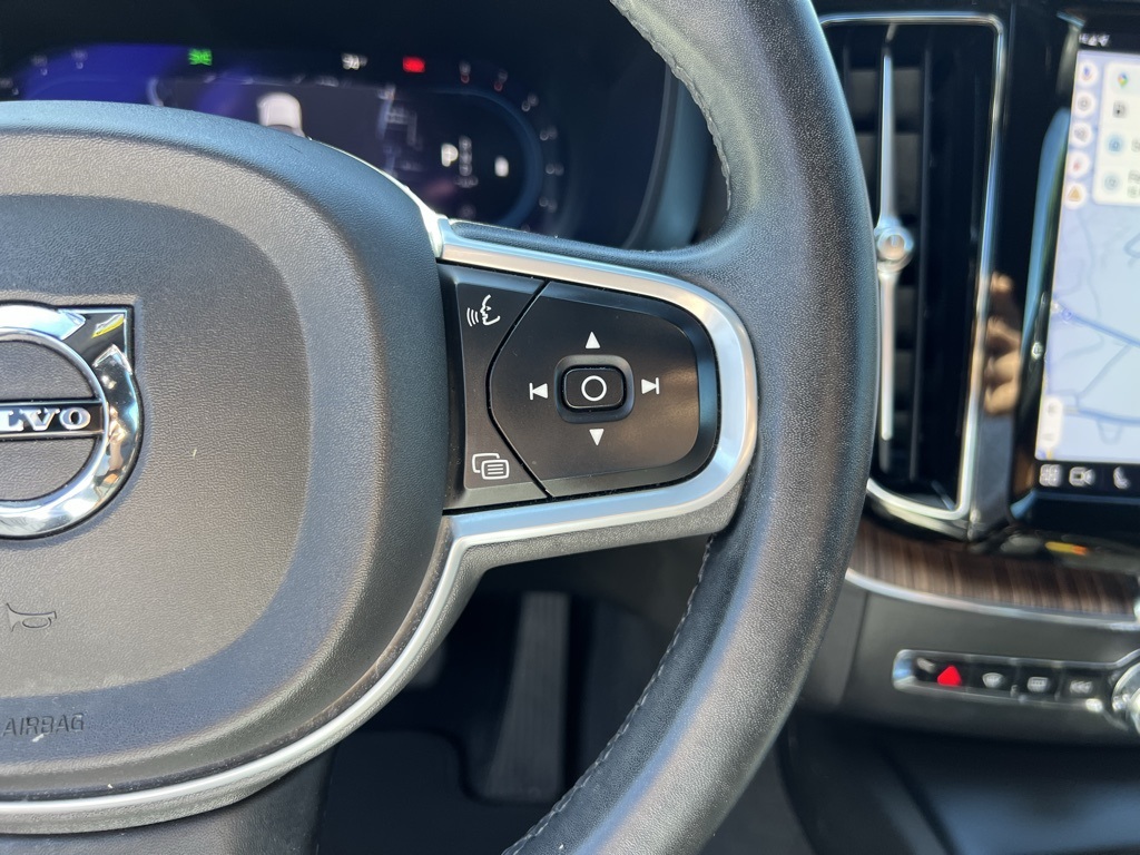 2022 Volvo XC60 B5 Momentum photo 13
