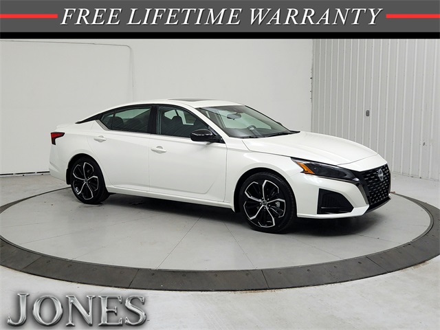 2025 Nissan Altima SR's photo