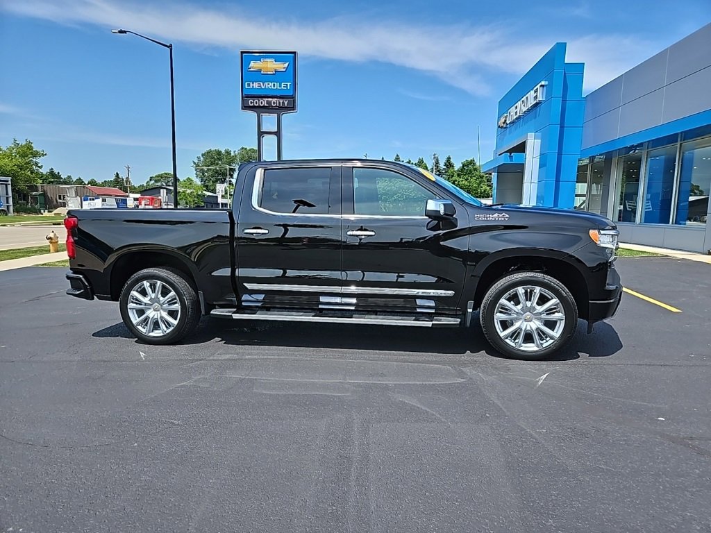2025 Chevrolet Silverado 1500 High Country photo 2
