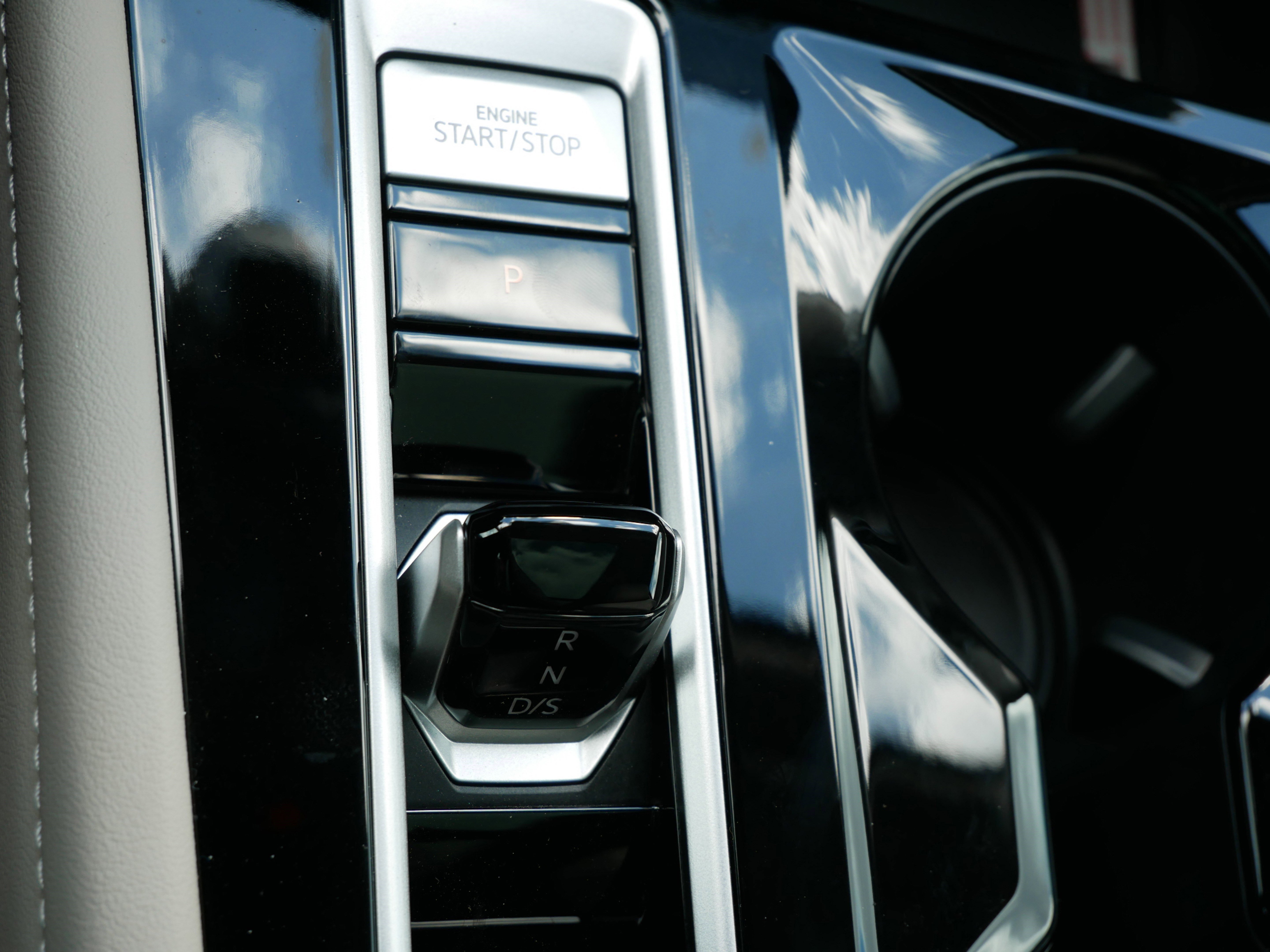 2025 Volkswagen Atlas SEL Premium R-Line photo 5