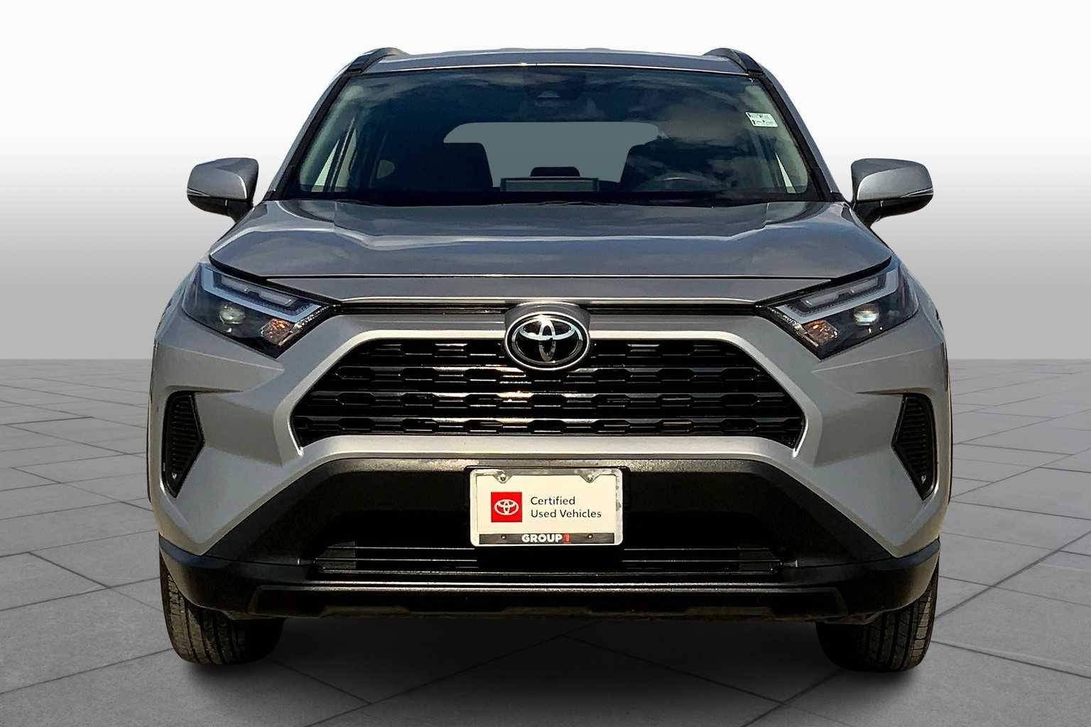 2025 Toyota RAV4 Hybrid XLE photo 3