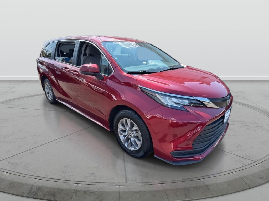 2022 Toyota Sienna LE's photo