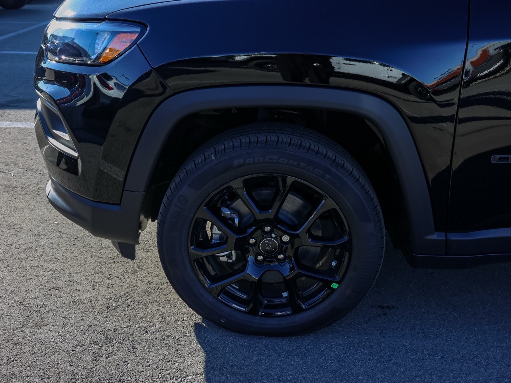 New 2026 Diamond Black Crystal Pearl-Coat Exterior Paint Jeep Latitude image 9