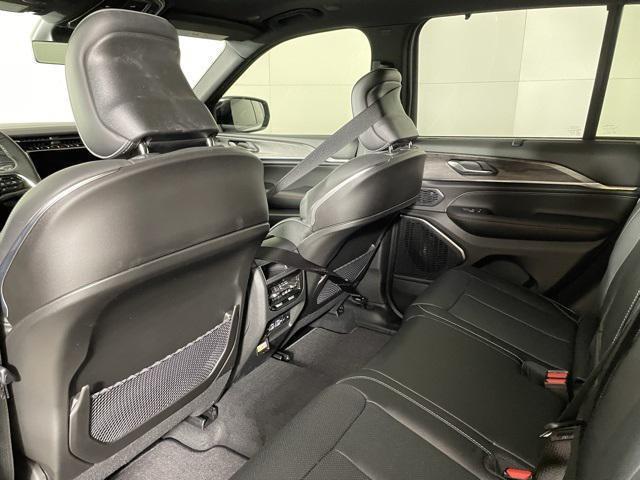 2025 Jeep Grand Cherokee Overland photo 2