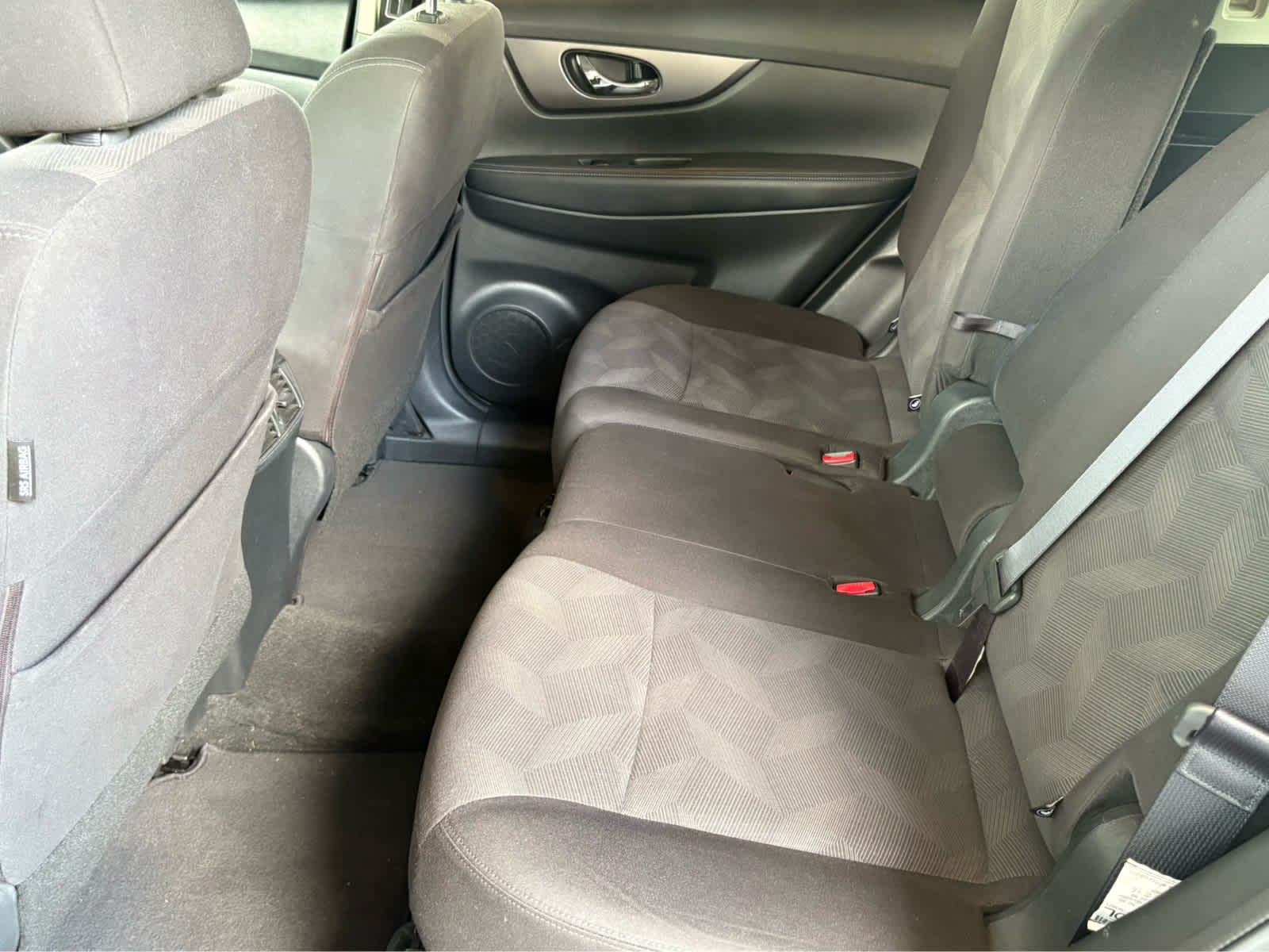 2016 Nissan Rogue SV photo 22