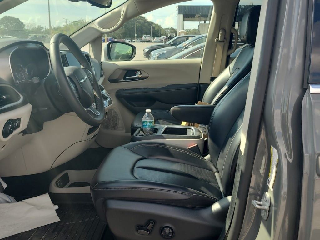 2023 Chrysler Pacifica Touring L photo 3