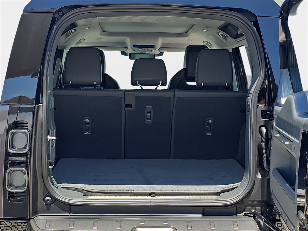 2025 Land Rover Defender 110 V8 photo 12