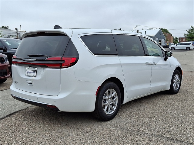 2026 Chrysler Pacifica photo 4