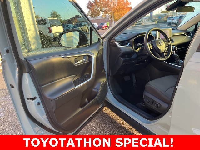 2023 Toyota RAV4 XLE photo 3