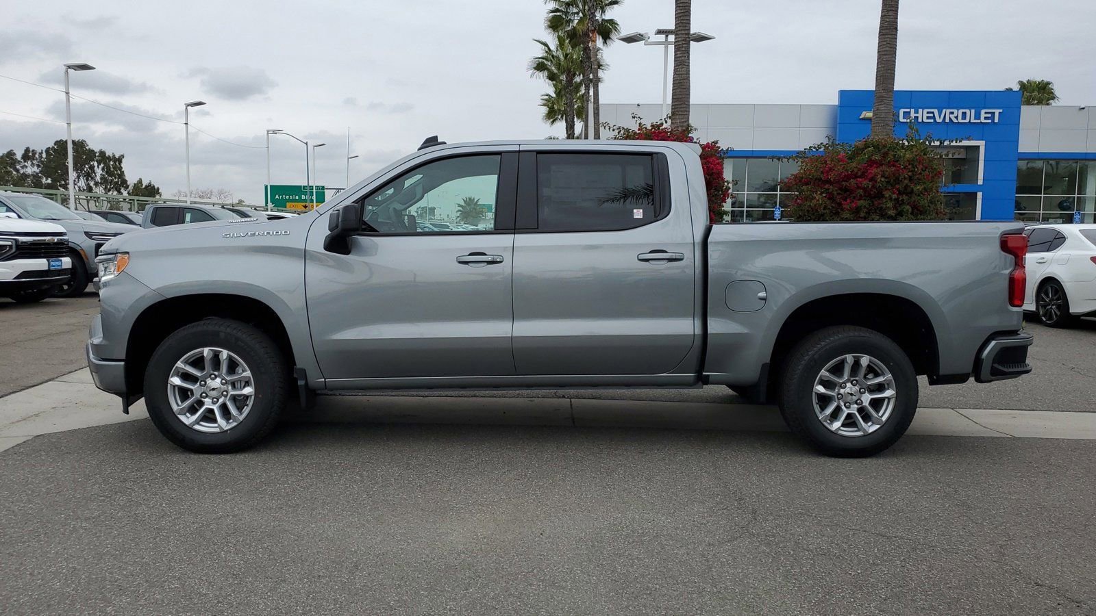 2025 Chevrolet Silverado 1500 RST photo 2