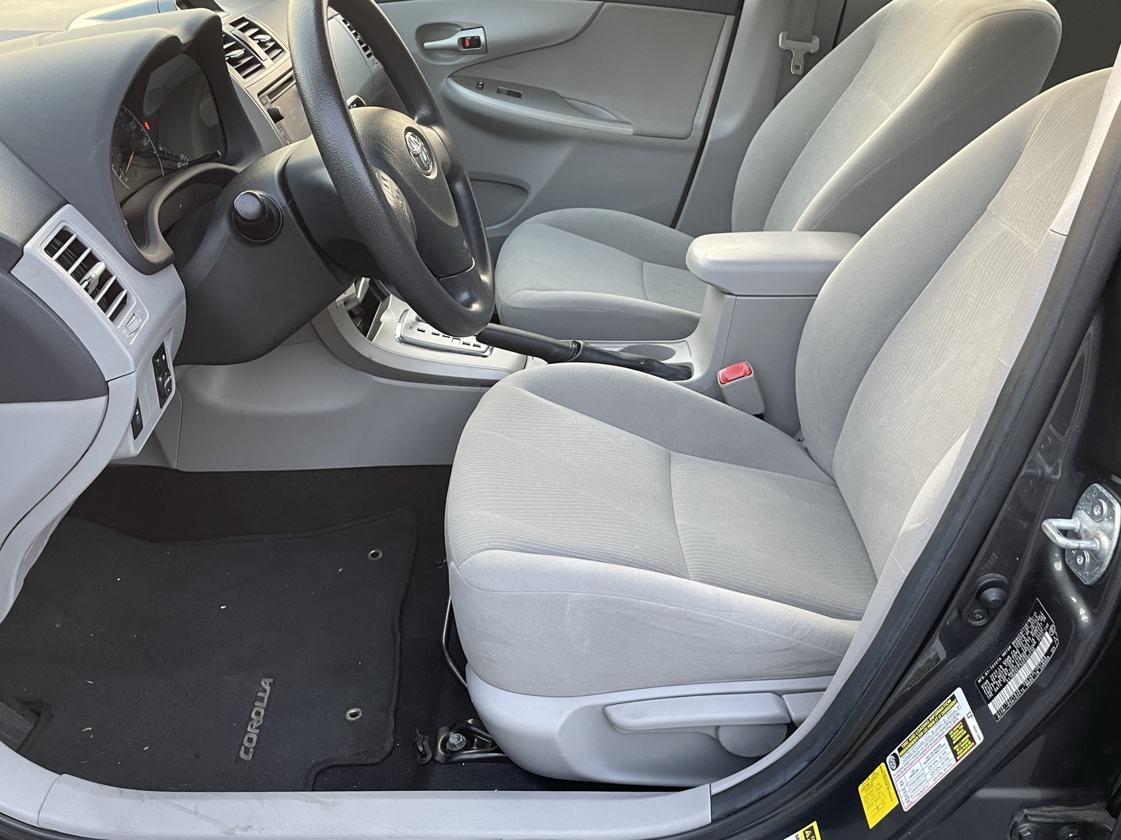 2013 Toyota Corolla LE photo 19