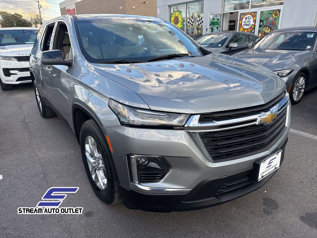 2023 Chevrolet Traverse LS photo 2