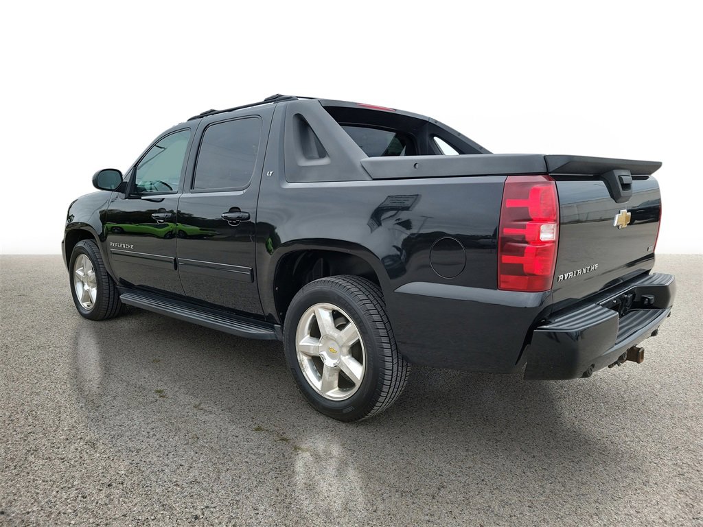 2011 Chevrolet Avalanche LT photo 3