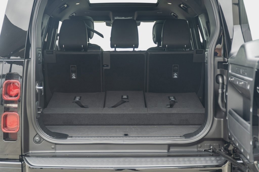 2025 Land Rover Defender 130 X-Dynamic SE photo 23