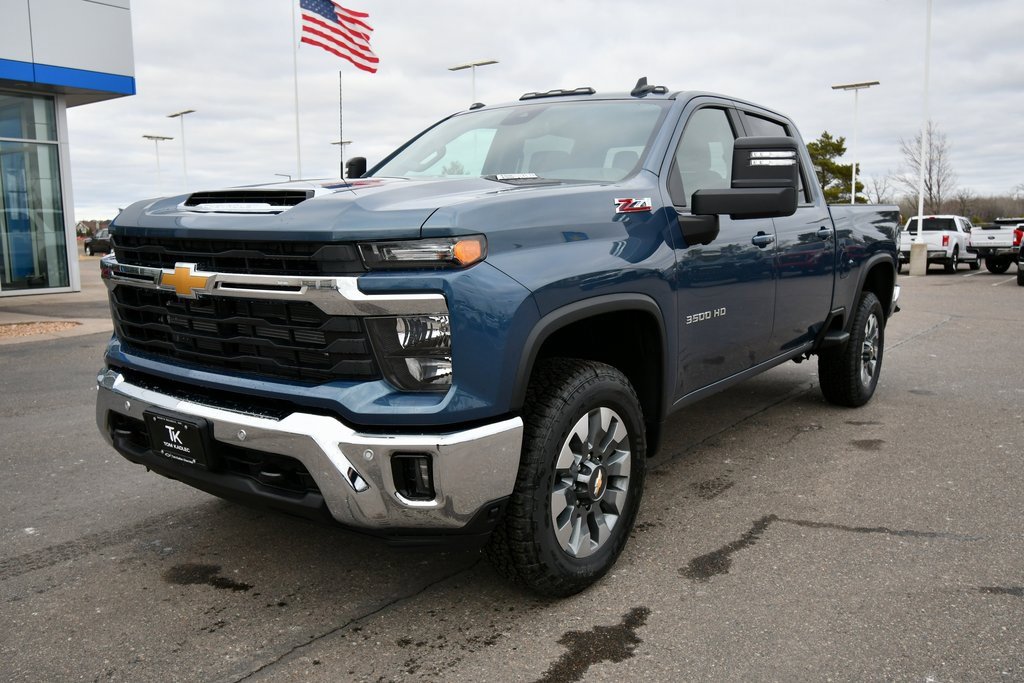 2025 Chevrolet Silverado 3500HD LT photo 2