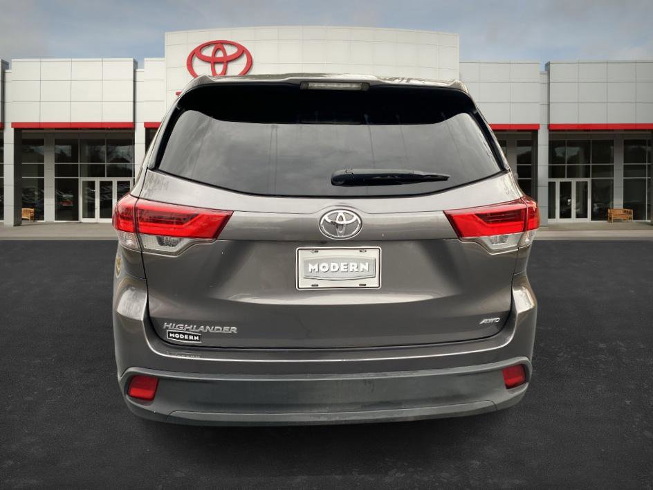 2018 Toyota Highlander LE photo 2