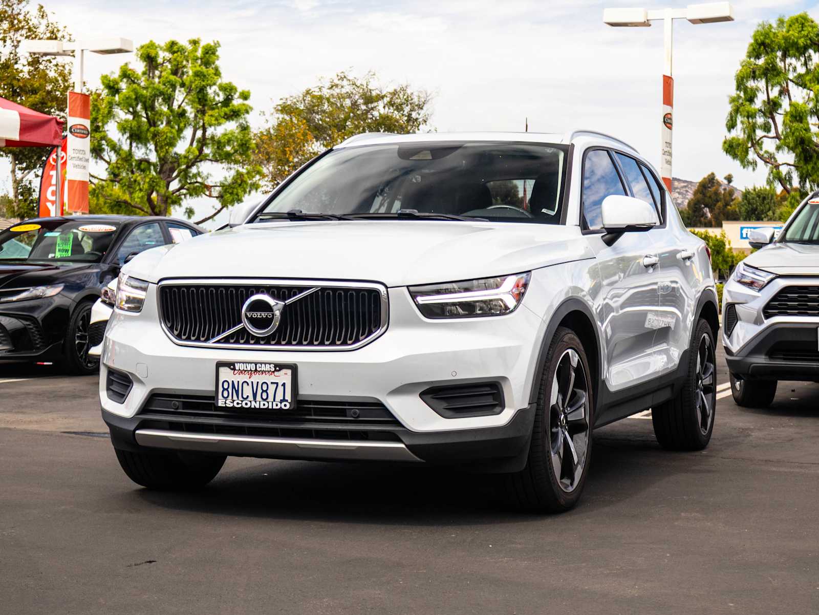 2020 Volvo XC40 Momentum photo 3