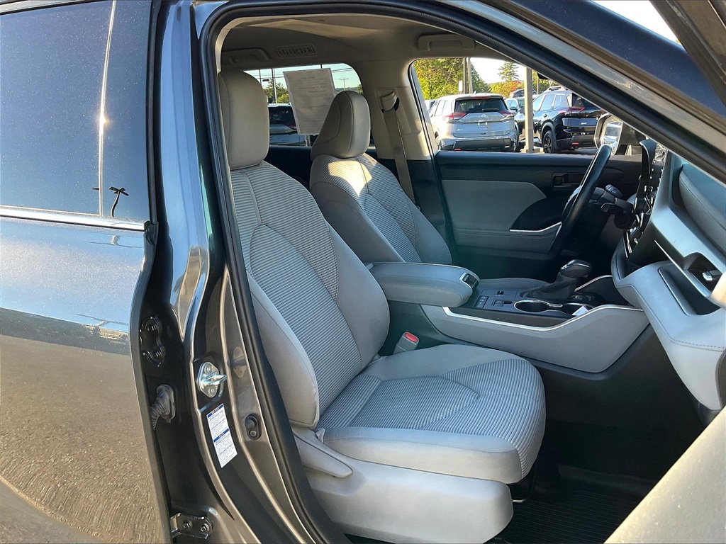 2020 Toyota Highlander Hybrid LE photo 10