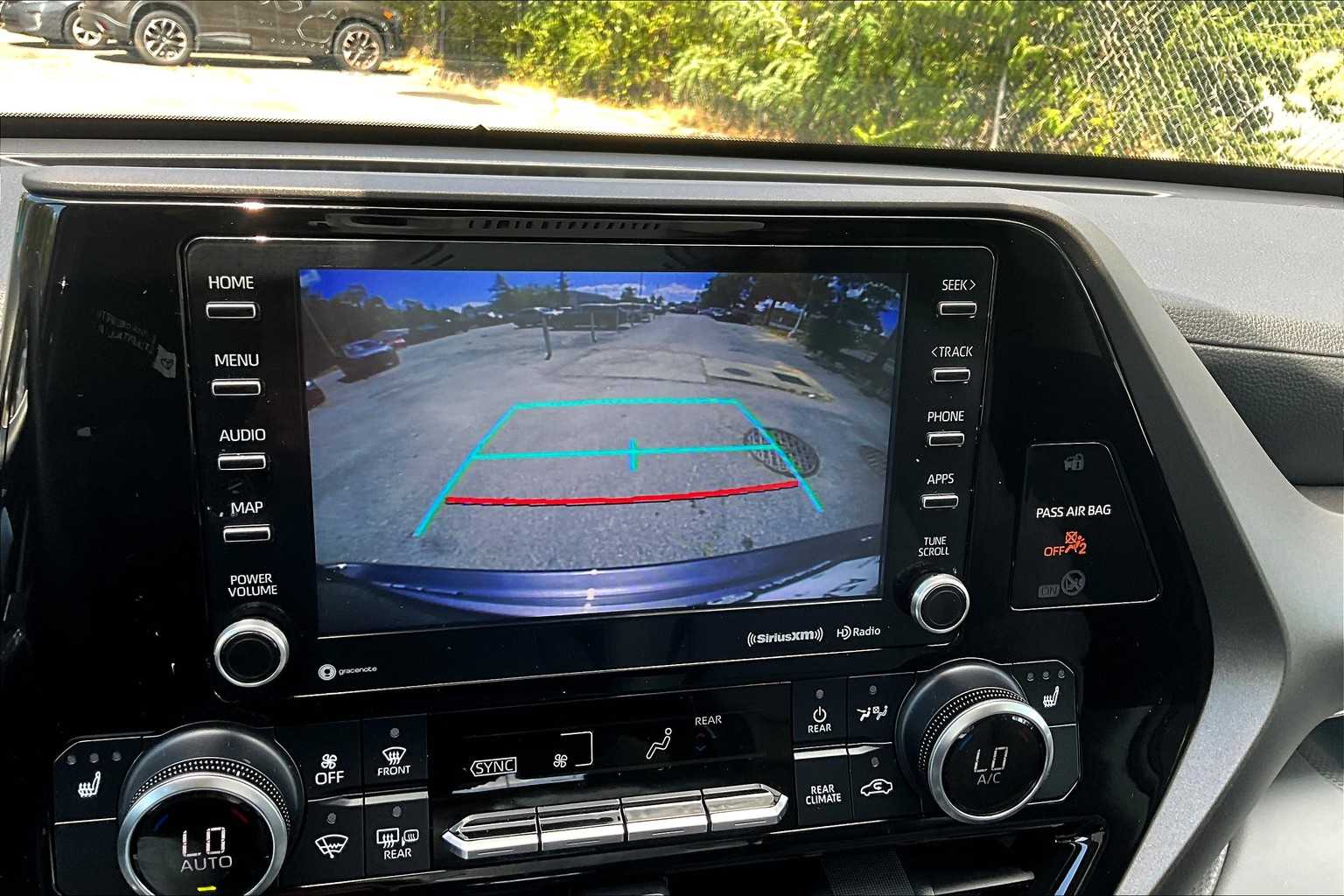 2022 Toyota Highlander XLE photo 26