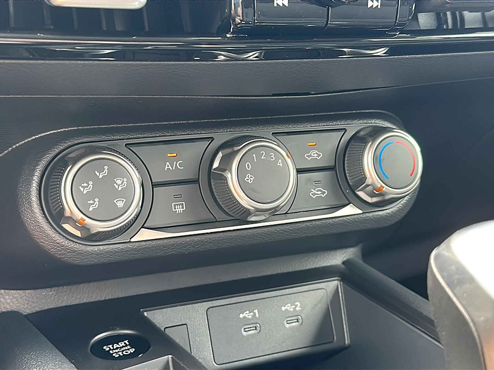 2025 Nissan Kicks SV photo 10