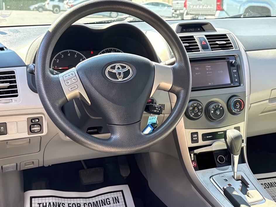 2013 Toyota Corolla LE photo 10