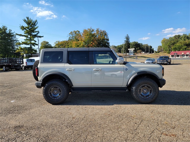 2025 Ford Bronco Outer Banks photo 3