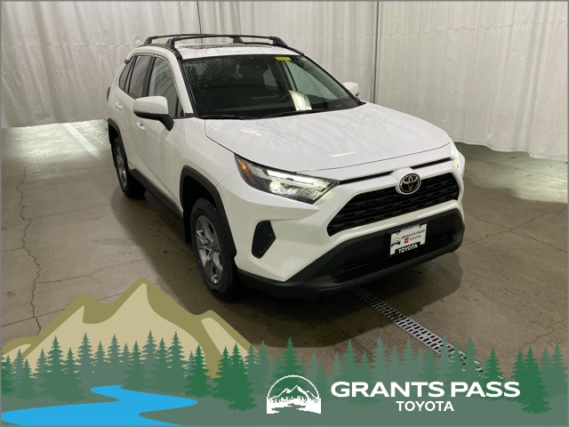 2025 Toyota RAV4 XLE's photo